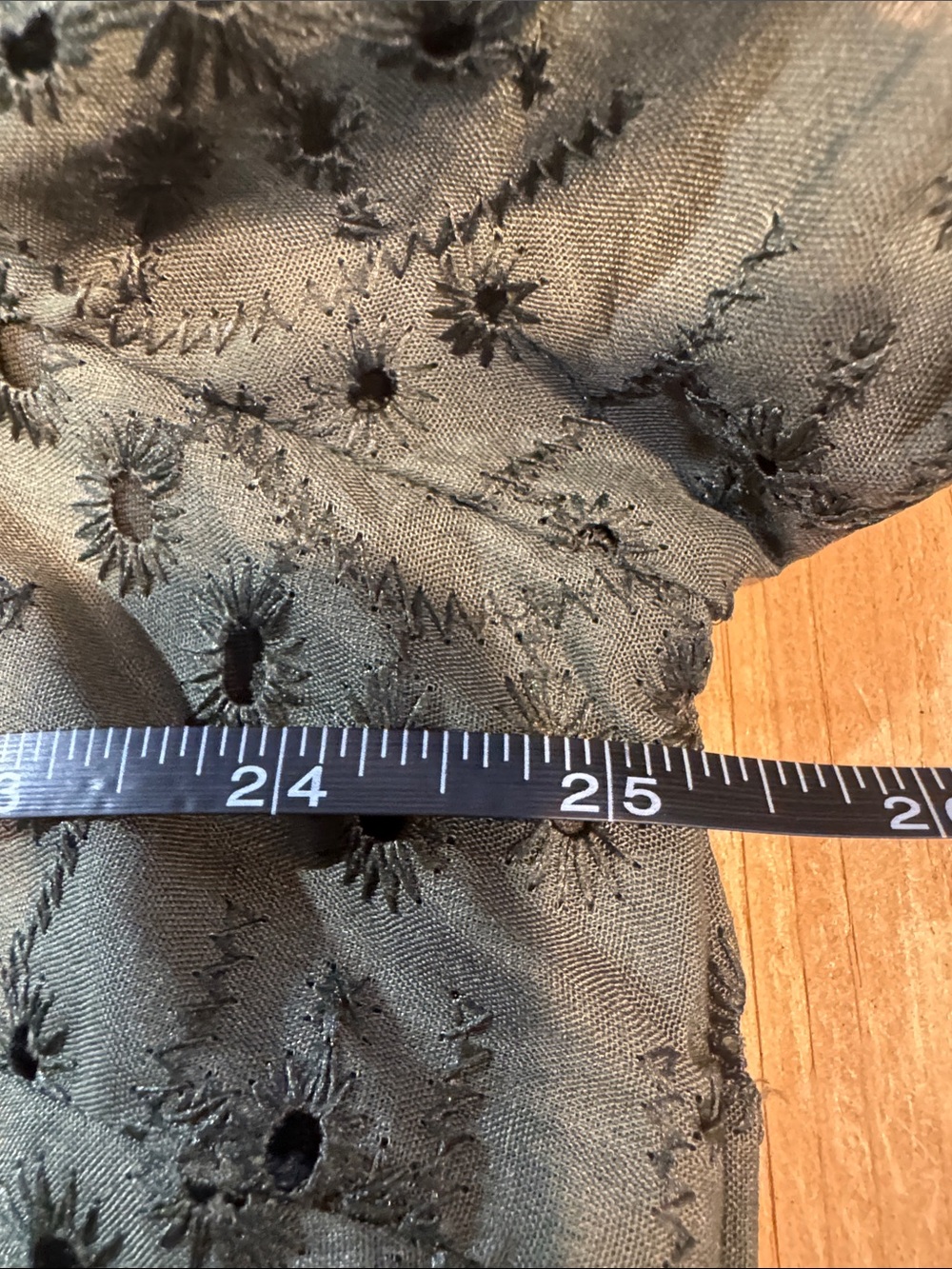 Boohoo Olive Eyelet V-Neck Short Sleeve Top - Picture 5 of 8